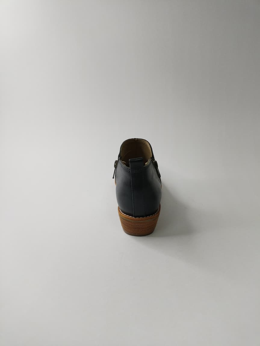 Botín Negro Detalle Plata Hebles